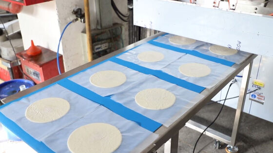 Línea de producción automática de tortillas de bajo costo y tamaño reducido con divisora y boleadora para la elaboración uniforme de tortillas